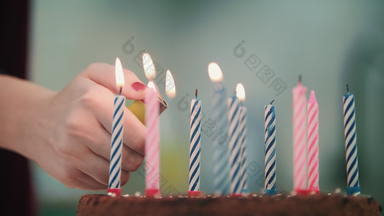 生日蛋糕蜡烛女手光蜡烛火更轻的火焰